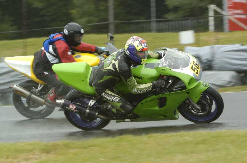 ZX7R stuffing it up the inside of an instructor.