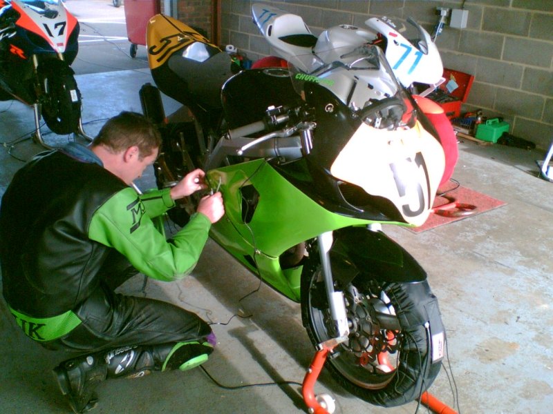 Chuffster's SV650 recieving attention at Snetterton 25.02.06