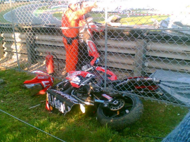 BSB Brands Hatch 09.10.05 - Super stock crash aftermath BSB Brands Hatch 09.10.05 - Super stock crash aftermath
